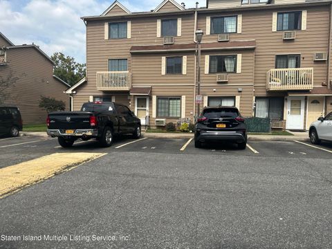 Photo of 31 Gardenia Lane, Staten Island, NY 10314 (MLS # 1164140)