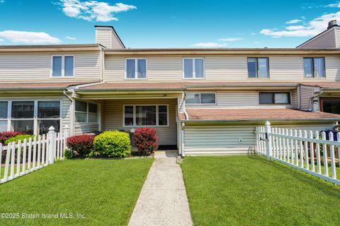 Photo of 34 Regis Drive, Staten Island, NY 10314 (MLS # 2504967)