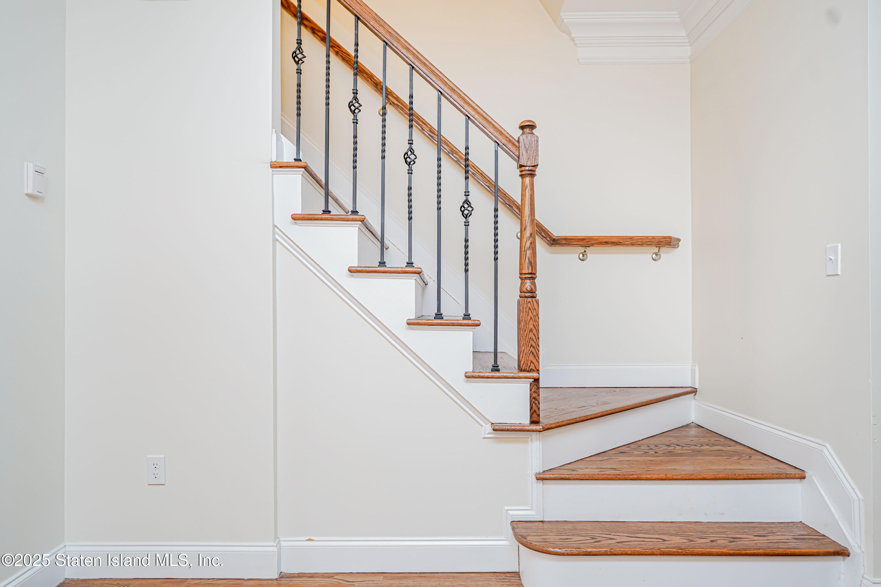35 Monarch Court, Staten Island, New York image 6