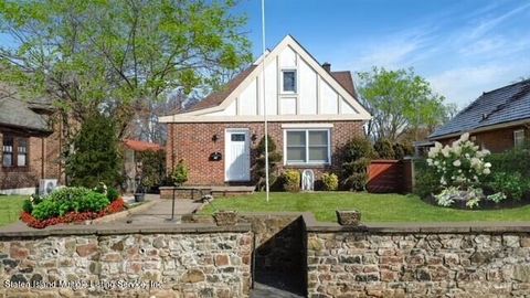 Photo of 1467 Bay Street, Staten Island, NY 10305 (MLS # 2400443)