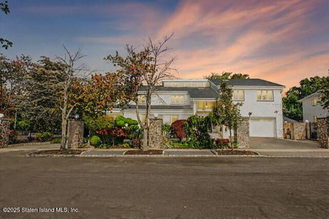 Photo of 559 Alverson Avenue, Staten Island, NY 10309 (MLS # 2505778)