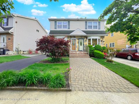 Photo of 160 Tanglewood Drive, Staten Island, NY 10308 (MLS # 2502733)