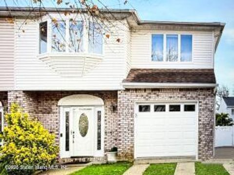 Photo of 650 Correll Avenue, Staten Island, NY 10309 (MLS # 2501669)