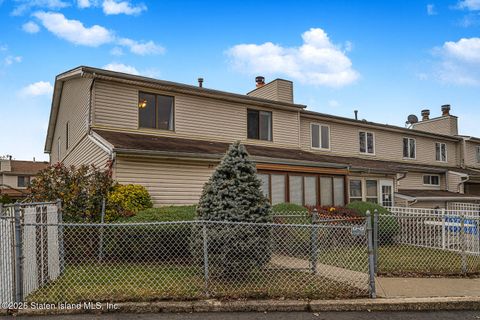 Photo of 22 Regis Drive, Staten Island, NY 10314 (MLS # 2507127)