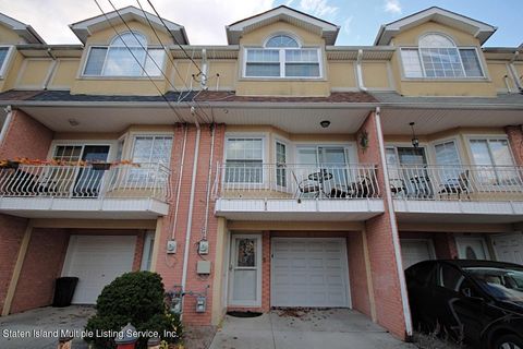 Photo of 57 Peacock Loop, Staten Island, NY 10309 (MLS # 1165668)