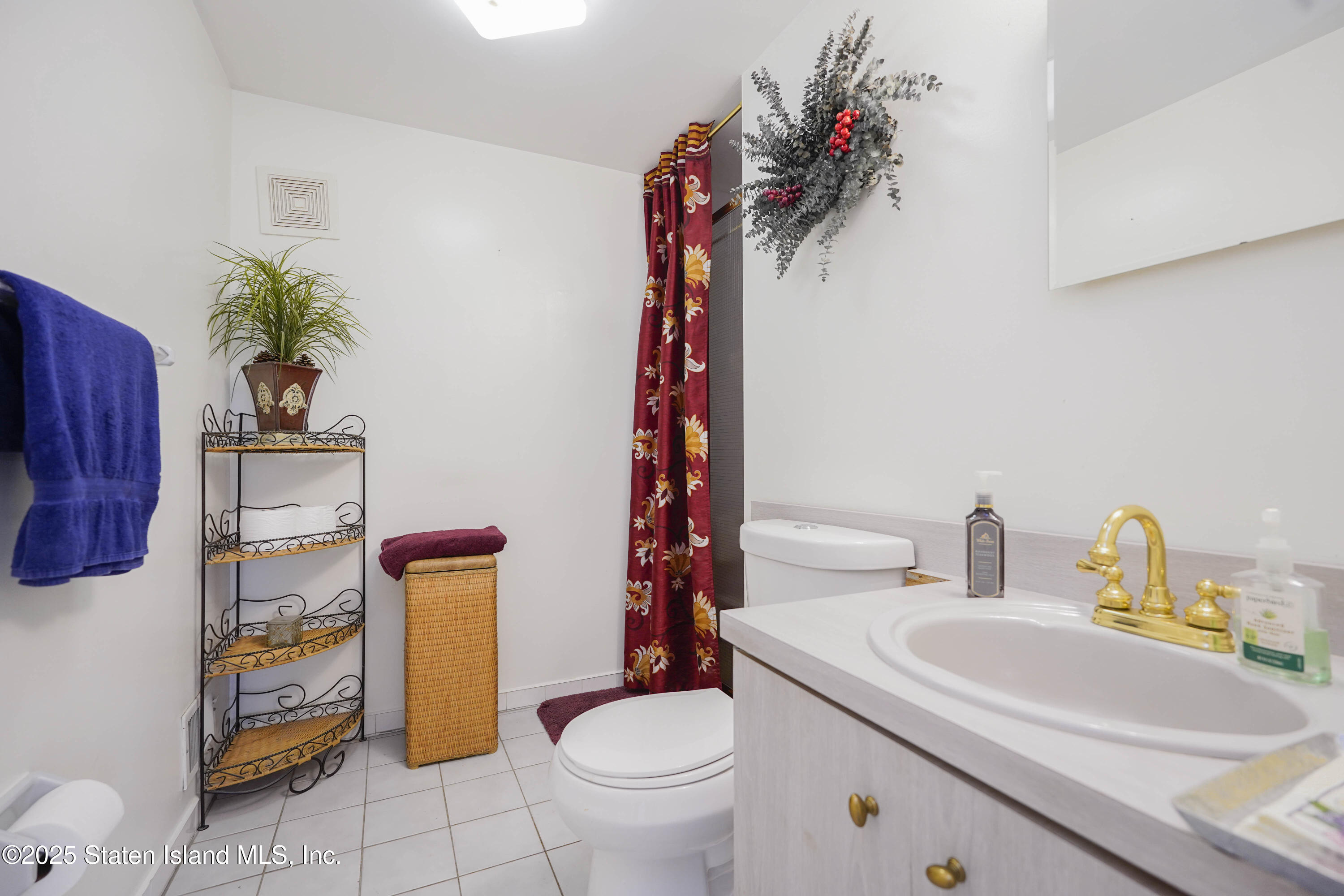 102 Lorraine Loop, Staten Island, New York image 6