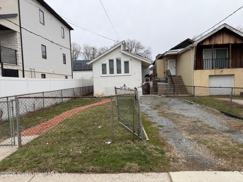 Photo of 285 Norway Avenue, Staten Island, NY 10305 (MLS # 2601305)