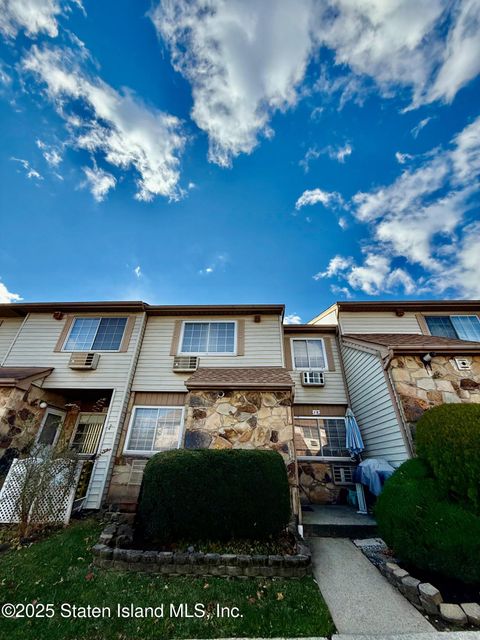 Photo of 19 Tiger Court, Staten Island, NY 10314 (MLS # 2506937)