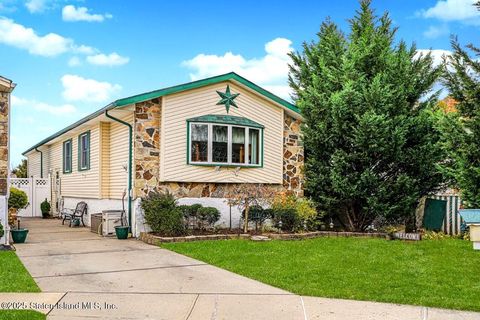 Photo of 35 Nutwood Court, Staten Island, NY 10308 (MLS # 2506849)