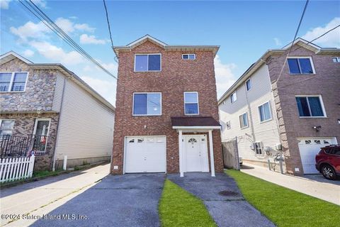 Photo of 32 Union Avenue, Staten Island, NY 10303 (MLS # 2402415)