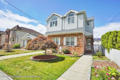Photo of 1818 Carlton Avenue, Staten Island, NY 10309 (MLS # 1164159)