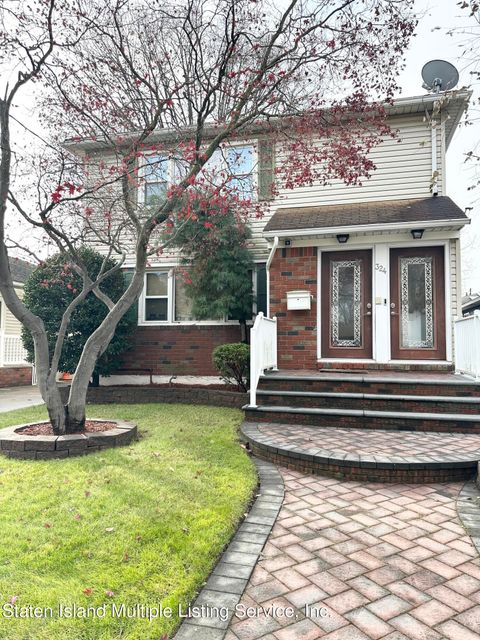 Photo of 324 Tysens Lane, Staten Island, NY 10306 (MLS # 2400253)