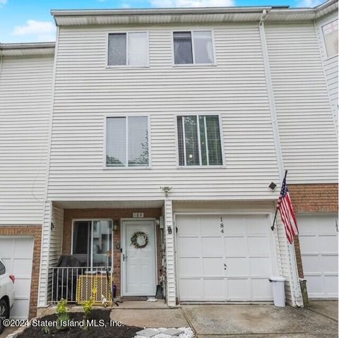 Photo of 184 Jamie Lane, Staten Island, NY 10312 (MLS # 2402971)