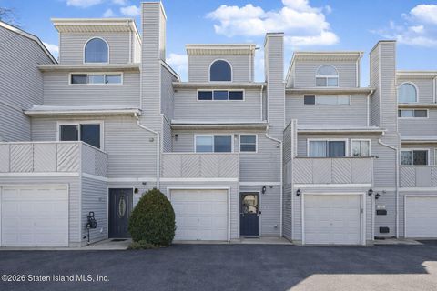 Photo of 27 Jessica Court, Staten Island, NY 10312 (MLS # 2601673)