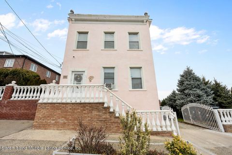 Photo of 291 Hylan Boulevard, Staten Island, NY 10305 (MLS # 2400243)
