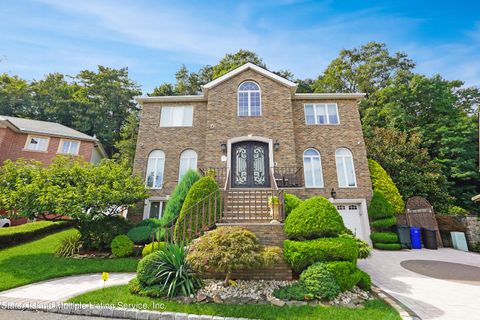 Photo of 25 Laurie Court, Staten Island, NY 10304 (MLS # 1165641)
