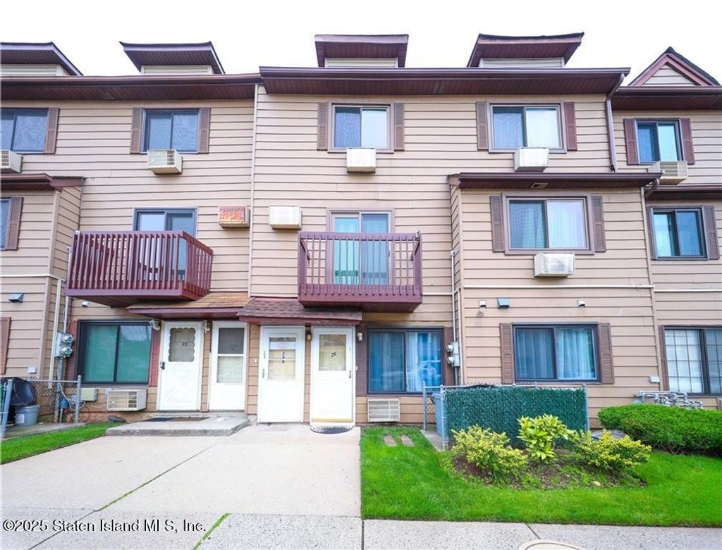 Photo of 26 Gardenia Lane #95, Staten Island, NY 10314 (MLS # 2506112)