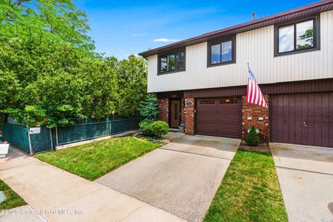 Photo of 309 Rolling Hill Green, Staten Island, NY 10312 (MLS # 2503727)