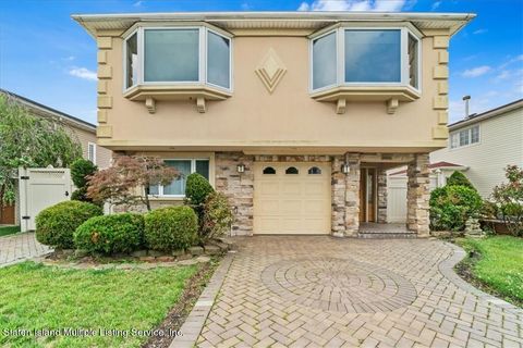 Photo of 124 Forest Street, Staten Island, NY 10314 (MLS # 1163093)