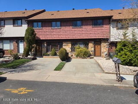 Townhouse For Sale - 322 Rolling Hill Green<br/> Staten Island, NY 10312