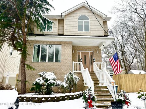 Photo of 194 Nugent Street, Staten Island, NY 10306 (MLS # 2600395)