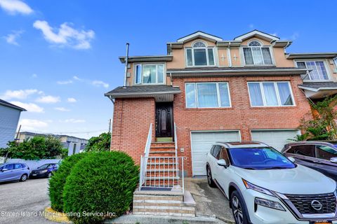 Photo of 39 Alex Circle, Staten Island, NY 10305 (MLS # 1163521)