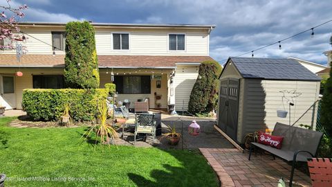 Photo of 11 Greentree Lane, Staten Island, NY 10314 (MLS # 2401780)