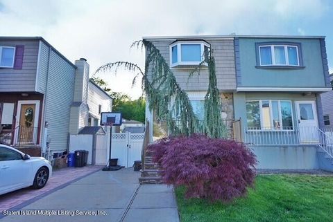 Photo of 38 Mulberry Avenue, Staten Island, NY 10314 (MLS # 1161881)