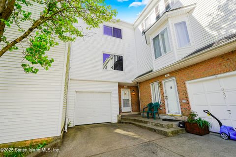 Photo of 354 Aspen Knolls Way, Staten Island, NY 10312 (MLS # 2502355)