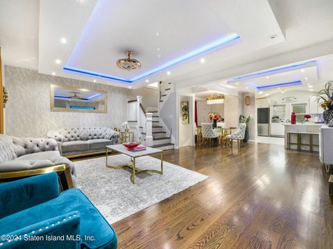 Photo of 5 Davis Court, Staten Island, NY 10310 (MLS # 2406831)