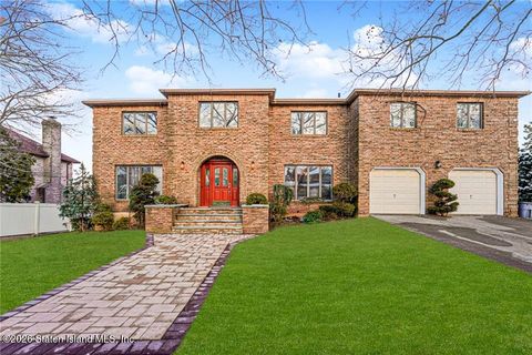 Photo of 121 Dahlia Street, Staten Island, NY 10312 (MLS # 2600480)