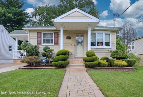 Photo of 319 Montreal Avenue, Staten Island, NY 10306 (MLS # 1164060)