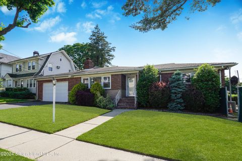 Photo of 84 Gansevoort Boulevard, Staten Island, NY 10314 (MLS # 2403142)