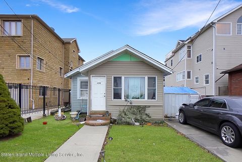 Photo of 172 Graham Boulevard, Staten Island, NY 10305 (MLS # 1160524)