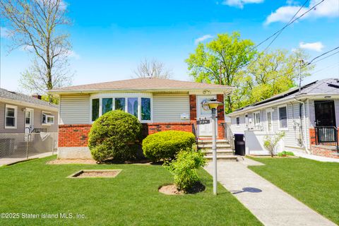 Photo of 204 Byrne Avenue, Staten Island, NY 10314 (MLS # 2502451)