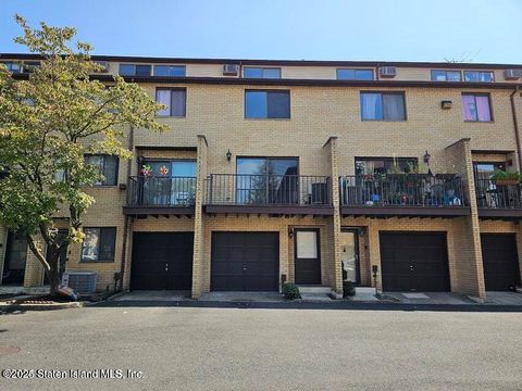 Photo of 16 Arielle Lane, Staten Island, NY 10314 (MLS # 2500269)