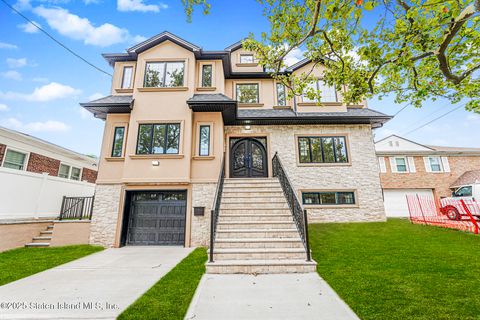 Photo of 544 Steuben Street, Staten Island, NY 10305 (MLS # 2504542)