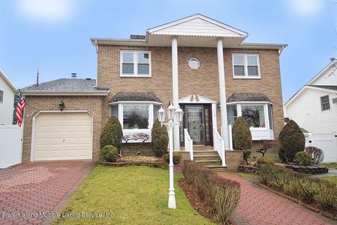 Photo of 138 Eylandt Street, Staten Island, NY 10312 (MLS # 1160374)