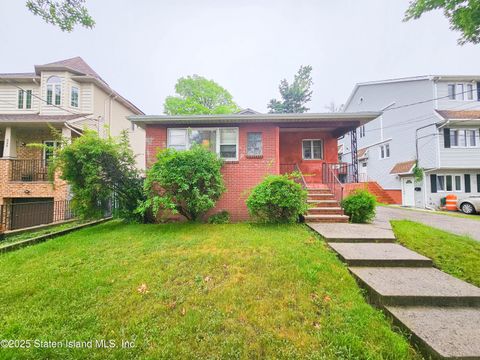 Photo of 338 Hylan Boulevard, Staten Island, NY 10305 (MLS # 2503619)