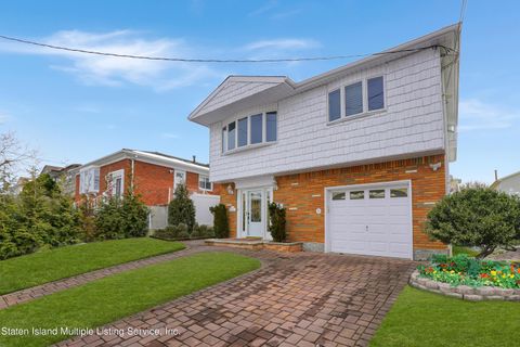 Photo of 296 Thomas Street, Staten Island, NY 10306 (MLS # 2401752)