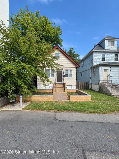 Homes For Sale - 31 Martineau Street<br/> Staten Island, NY 10303