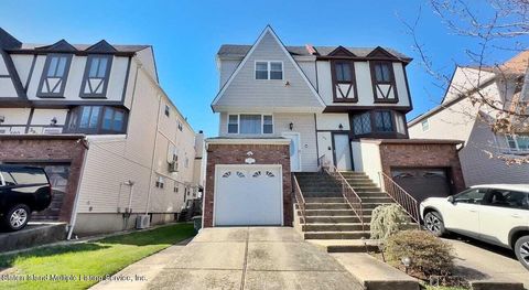 Photo of 394 Travis Avenue, Staten Island, NY 10314 (MLS # 1161266)