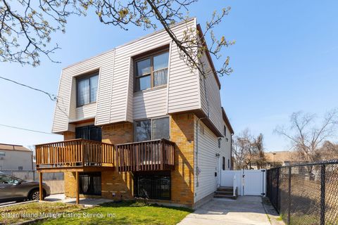 Photo of 127 Moreland Street, Staten Island, NY 10306 (MLS # 2401603)