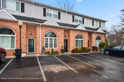 Photo of 19 Seneca Loop, Staten Island, NY 10314 (MLS # 2400583)