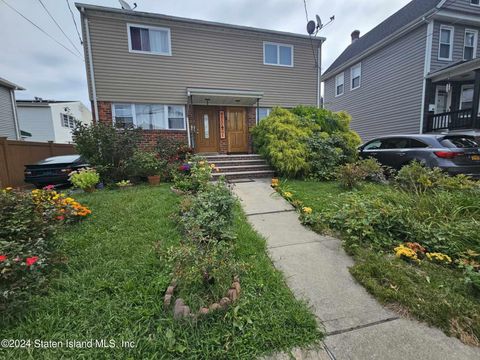 Photo of 28 Area Place, Staten Island, NY 10314 (MLS # 2405071)