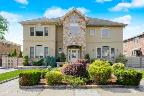 Photo of 488 Ionia Avenue, Staten Island, NY 10312 (MLS # 2503662)