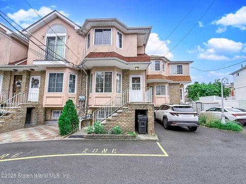 Photo of 52 Farrell Court, Staten Island, NY 10306 (MLS # 2505526)
