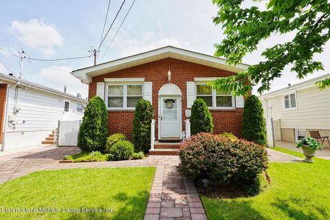Photo of 189 Penn Avenue, Staten Island, NY 10306 (MLS # 1162875)