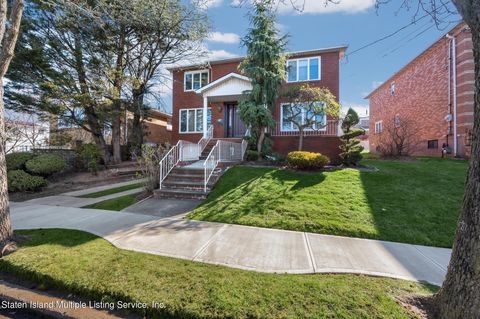 Photo of 195 Warwick Avenue, Staten Island, NY 10314 (MLS # 1161121)