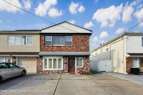 Photo of 79 E Broadway, Staten Island, NY 10306 (MLS # 1163459)